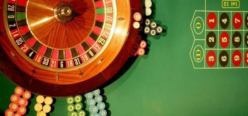 tappetino e cilindro da gioco nella roulette americana