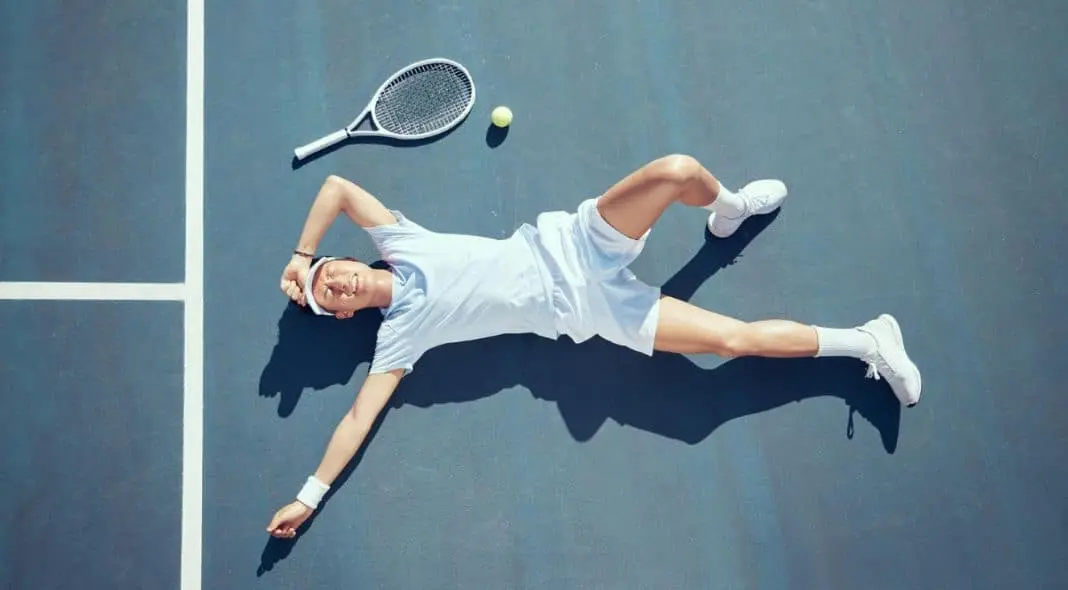 tennista infortunato sul campo da tennis