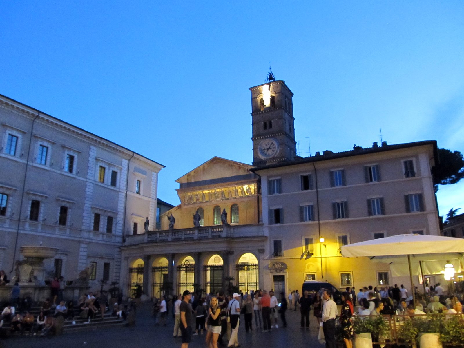 Piazza di Santa Maria in Trastevere (14839644614)